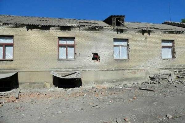 Школу в Красногоровке боевики превратили в непригодное для занятий полуразрушенное здание