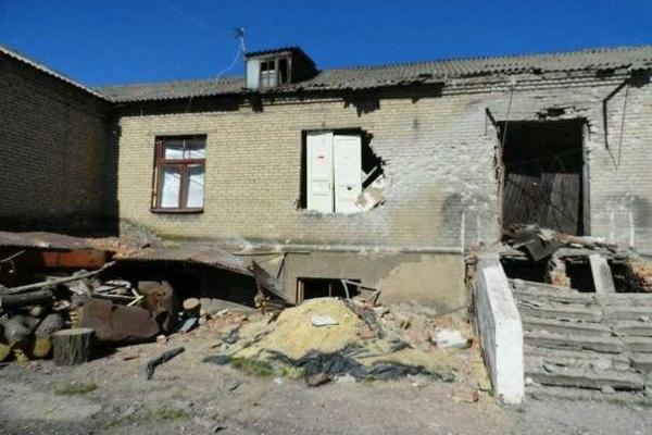 Школу в Красногоровке боевики превратили в непригодное для занятий полуразрушенное здание