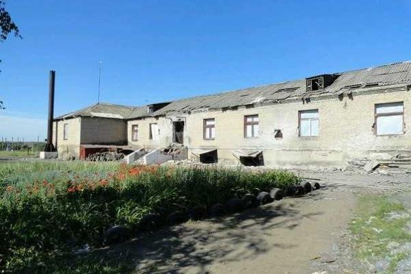 Школу в Красногоровке боевики превратили в непригодное для занятий полуразрушенное здание