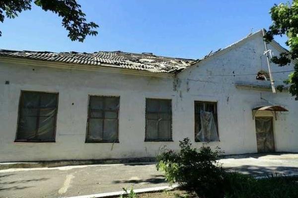 Школу в Красногоровке боевики превратили в непригодное для занятий полуразрушенное здание