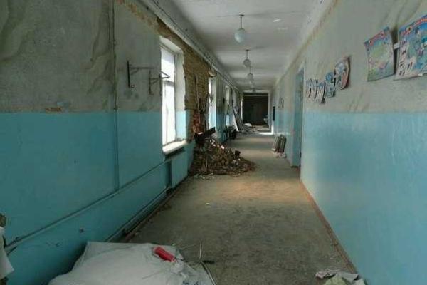 Школу в Красногоровке боевики превратили в непригодное для занятий полуразрушенное здание