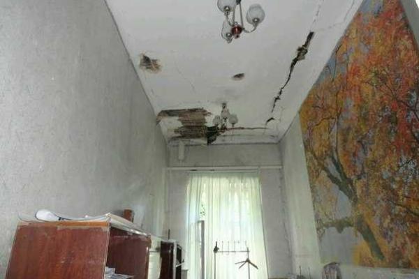 Школу в Красногоровке боевики превратили в непригодное для занятий полуразрушенное здание