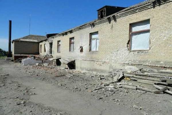 Школу в Красногоровке боевики превратили в непригодное для занятий полуразрушенное здание