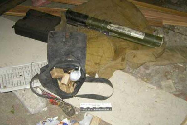 При обыске в доме участника НВФ, скрывающегося от милиции, найден арсенал оружия