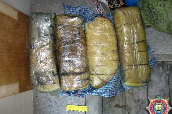 На Донетчине в кладовой пенсионерки обнаружили 25 кг пластида