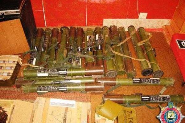 Жители многоэтажного дома в Артемовске жили буквально "на пороховой бочке"