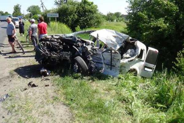 На Полтавщине авария превратила авто в груду железа, есть погибшие и раненые На Полтавщине авария превратила авто в груду железа, есть погибшие и раненые
