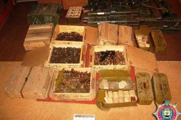 Жители многоэтажного дома в Артемовске жили буквально "на пороховой бочке"