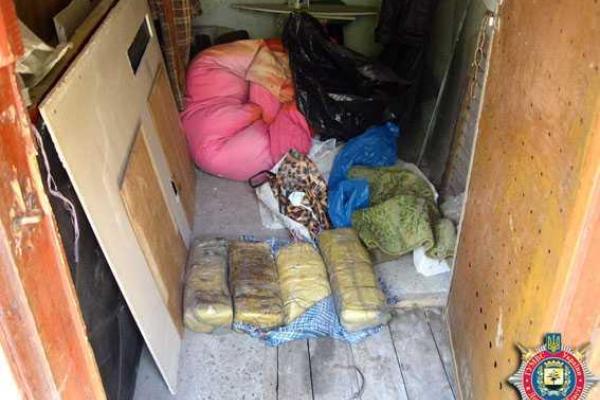 На Донетчине в кладовой пенсионерки обнаружили 25 кг пластида