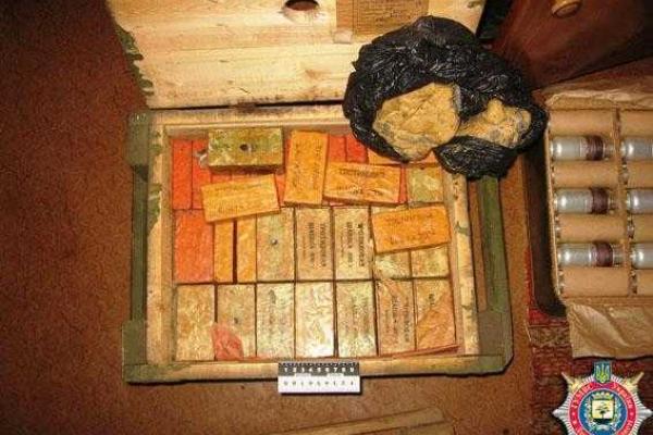 Жители многоэтажного дома в Артемовске жили буквально "на пороховой бочке"