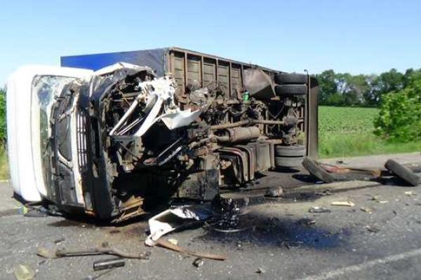 На Полтавщине авария превратила авто в груду железа, есть погибшие и раненые На Полтавщине авария превратила авто в груду железа, есть погибшие и раненые