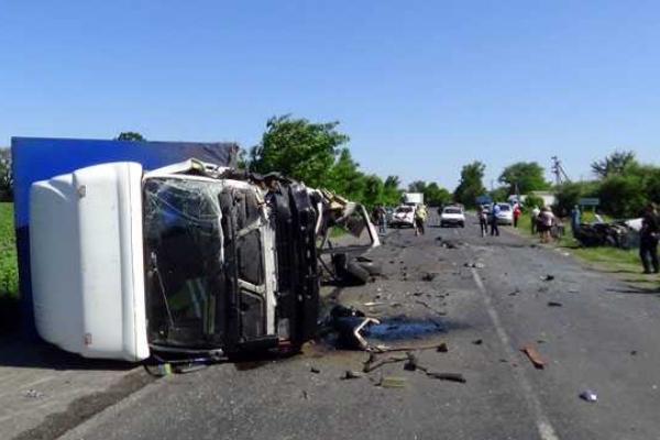 На Полтавщине авария превратила авто в груду железа, есть погибшие и раненые На Полтавщине авария превратила авто в груду железа, есть погибшие и раненые