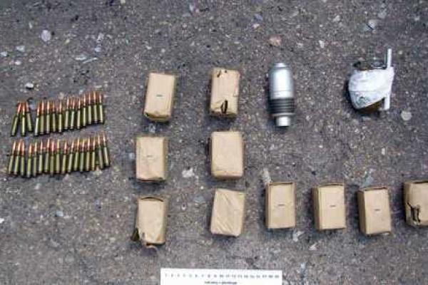 При обыске в доме участника НВФ, скрывающегося от милиции, найден арсенал оружия