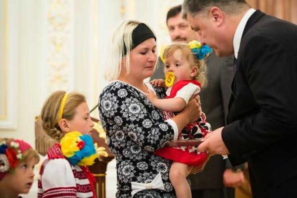 Порошенко вручил награды легендарным "киборгам", выжившим и погибшим защитникам ДАП Порошенко вручил награды легендарным "киборгам", выжившим и погибшим защитникам ДАП