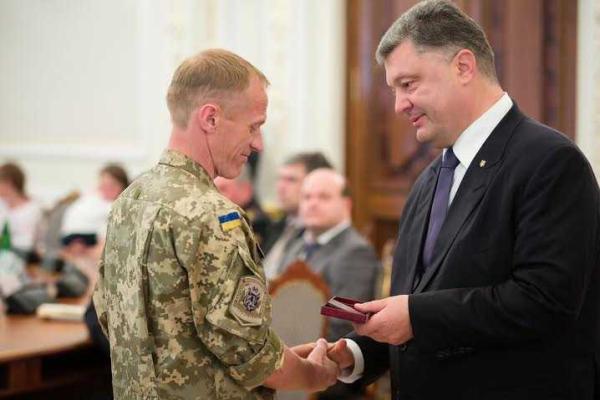 Порошенко вручил награды легендарным "киборгам", выжившим и погибшим защитникам ДАП Порошенко вручил награды легендарным "киборгам", выжившим и погибшим защитникам ДАП
