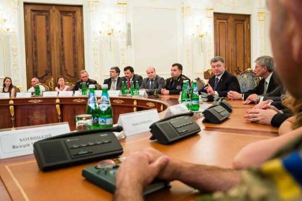Порошенко вручил награды легендарным "киборгам", выжившим и погибшим защитникам ДАП Порошенко вручил награды легендарным "киборгам", выжившим и погибшим защитникам ДАП