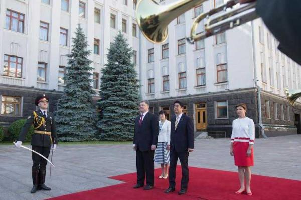 В Киев прибыла большая делегация японских чиновников во главе с Премьер-министром В Киев прибыла большая делегация японских чиновников во главе с Премьер-министром