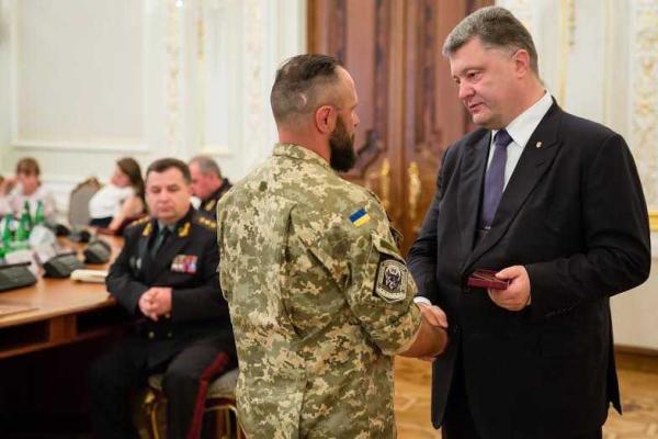 Порошенко вручил награды легендарным "киборгам", выжившим и погибшим защитникам ДАП Порошенко вручил награды легендарным "киборгам", выжившим и погибшим защитникам ДАП