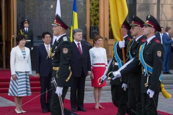 В Киев прибыла большая делегация японских чиновников во главе с Премьер-министром В Киев прибыла большая делегация японских чиновников во главе с Премьер-министром