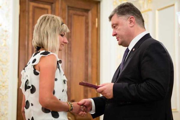Порошенко вручил награды легендарным "киборгам", выжившим и погибшим защитникам ДАП Порошенко вручил награды легендарным "киборгам", выжившим и погибшим защитникам ДАП