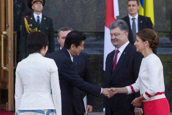 В Киев прибыла большая делегация японских чиновников во главе с Премьер-министром В Киев прибыла большая делегация японских чиновников во главе с Премьер-министром