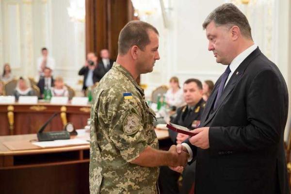 Порошенко вручил награды легендарным "киборгам", выжившим и погибшим защитникам ДАП Порошенко вручил награды легендарным "киборгам", выжившим и погибшим защитникам ДАП