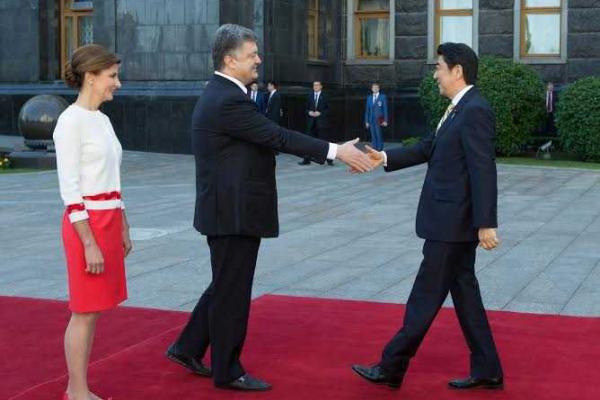 В Киев прибыла большая делегация японских чиновников во главе с Премьер-министром В Киев прибыла большая делегация японских чиновников во главе с Премьер-министром