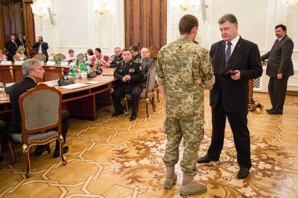 Порошенко вручил награды легендарным "киборгам", выжившим и погибшим защитникам ДАП Порошенко вручил награды легендарным "киборгам", выжившим и погибшим защитникам ДАП