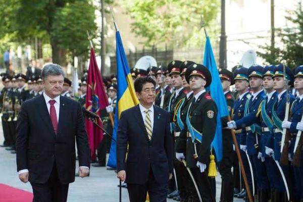 В Киев прибыла большая делегация японских чиновников во главе с Премьер-министром В Киев прибыла большая делегация японских чиновников во главе с Премьер-министром