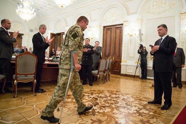 Порошенко вручил награды легендарным "киборгам", выжившим и погибшим защитникам ДАП Порошенко вручил награды легендарным "киборгам", выжившим и погибшим защитникам ДАП