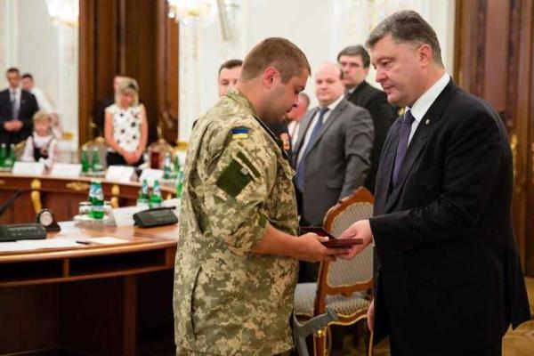 Порошенко вручил награды легендарным "киборгам", выжившим и погибшим защитникам ДАП Порошенко вручил награды легендарным "киборгам", выжившим и погибшим защитникам ДАП