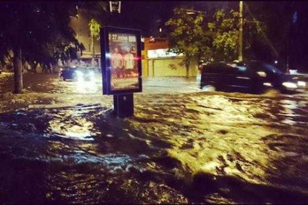 Стихия лютует в российском Воронеже Стихия лютует в российском Воронеже