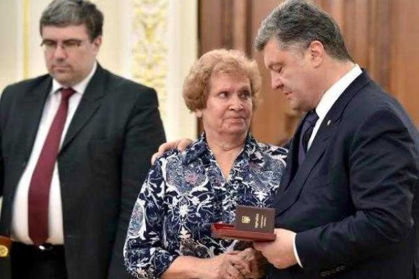 Порошенко вручил награды журналистам, работавшим в зоне АТО Порошенко вручил награды журналистам, работавшим в зоне АТО