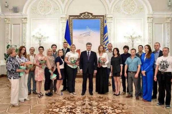 Порошенко вручил награды журналистам, работавшим в зоне АТО Порошенко вручил награды журналистам, работавшим в зоне АТО