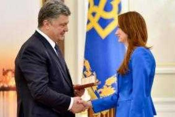 Порошенко вручил награды журналистам, работавшим в зоне АТО Порошенко вручил награды журналистам, работавшим в зоне АТО