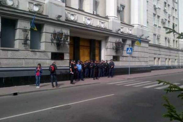 Харьковские активисты "Правого сектора" начали бессрочную акцию и требуют отставки Авакова