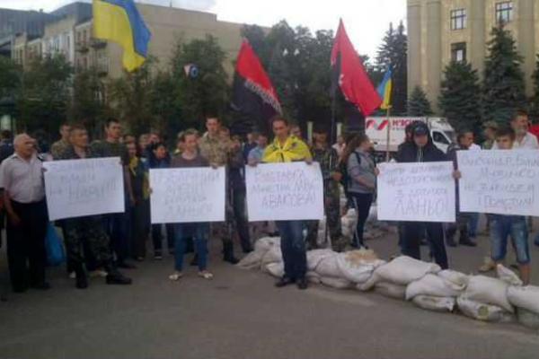 Харьковские активисты "Правого сектора" начали бессрочную акцию и требуют отставки Авакова