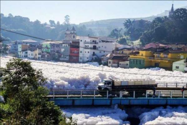 Улицы Сан-Паулу покрылись густой пеной, "выползающей" из реки Тиете Улицы Сан-Паулу покрылись густой пеной, "выползающей" из реки Тиете