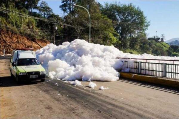 Улицы Сан-Паулу покрылись густой пеной, "выползающей" из реки Тиете Улицы Сан-Паулу покрылись густой пеной, "выползающей" из реки Тиете
