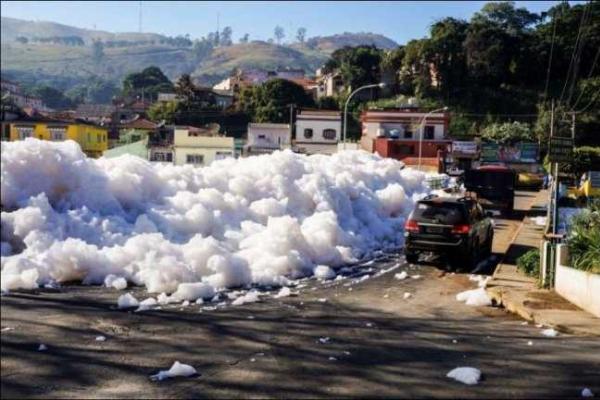 Улицы Сан-Паулу покрылись густой пеной, "выползающей" из реки Тиете Улицы Сан-Паулу покрылись густой пеной, "выползающей" из реки Тиете