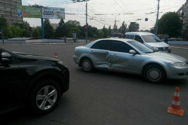 В Мариуполе две иномарки не смогли решить "кто главнее", ГАИ помогает... В Мариуполе две иномарки не смогли решить "кто главнее", ГАИ помогает...