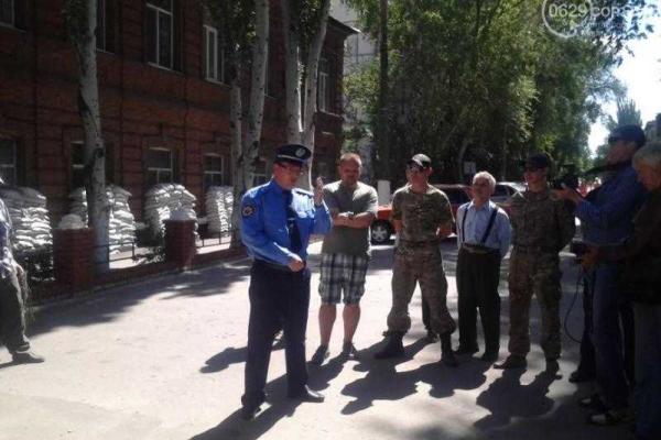 Сторонники "Правого сектора" провели пикет в Мариуполе Сторонники "Правого сектора" провели пикет в Мариуполе