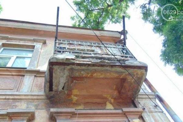 В Мариуполе ветхий балкон "чуть не убил" прохожих