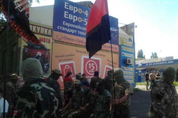 Сторонники "Правого сектора" провели пикет в Мариуполе Сторонники "Правого сектора" провели пикет в Мариуполе