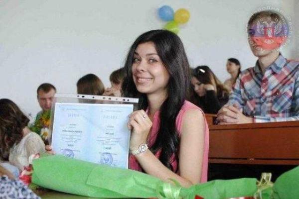 Выпускникам "ДНР" выдали "дипломы"-бумажки