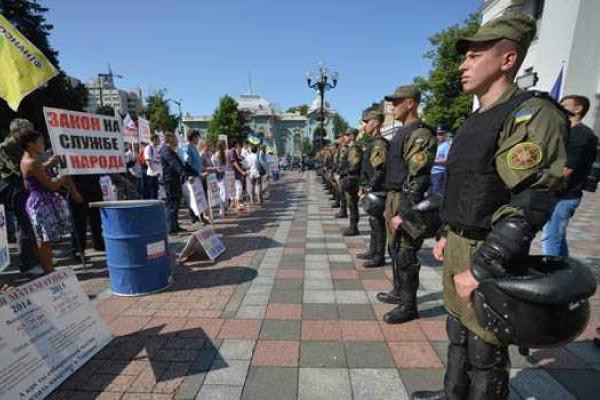 Под стенами ВРУ вновь кого-то "хоронят" активисты "Финансового майдана" 