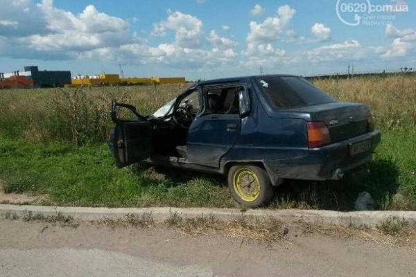 ДТП в Мариуполе: дорогу "не поделили" грузовик и "Славута" ДТП в Мариуполе: дорогу "не поделили" грузовик и "Славута"