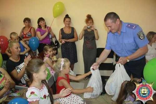 В многострадальную Марьинку возвращаются радость, улыбки и мирная суета