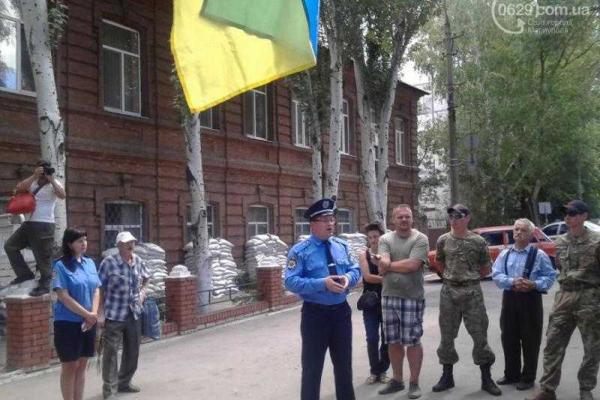 Сторонники "Правого сектора" провели пикет в Мариуполе Сторонники "Правого сектора" провели пикет в Мариуполе