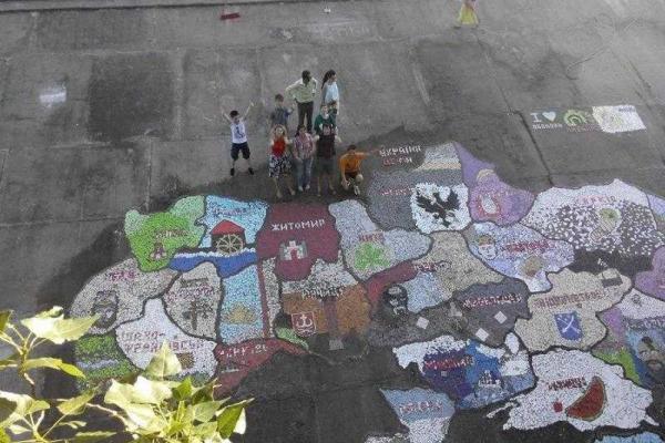 Новый национальный рекорд: в Киеве из мозаики создали самую большую карту Украины